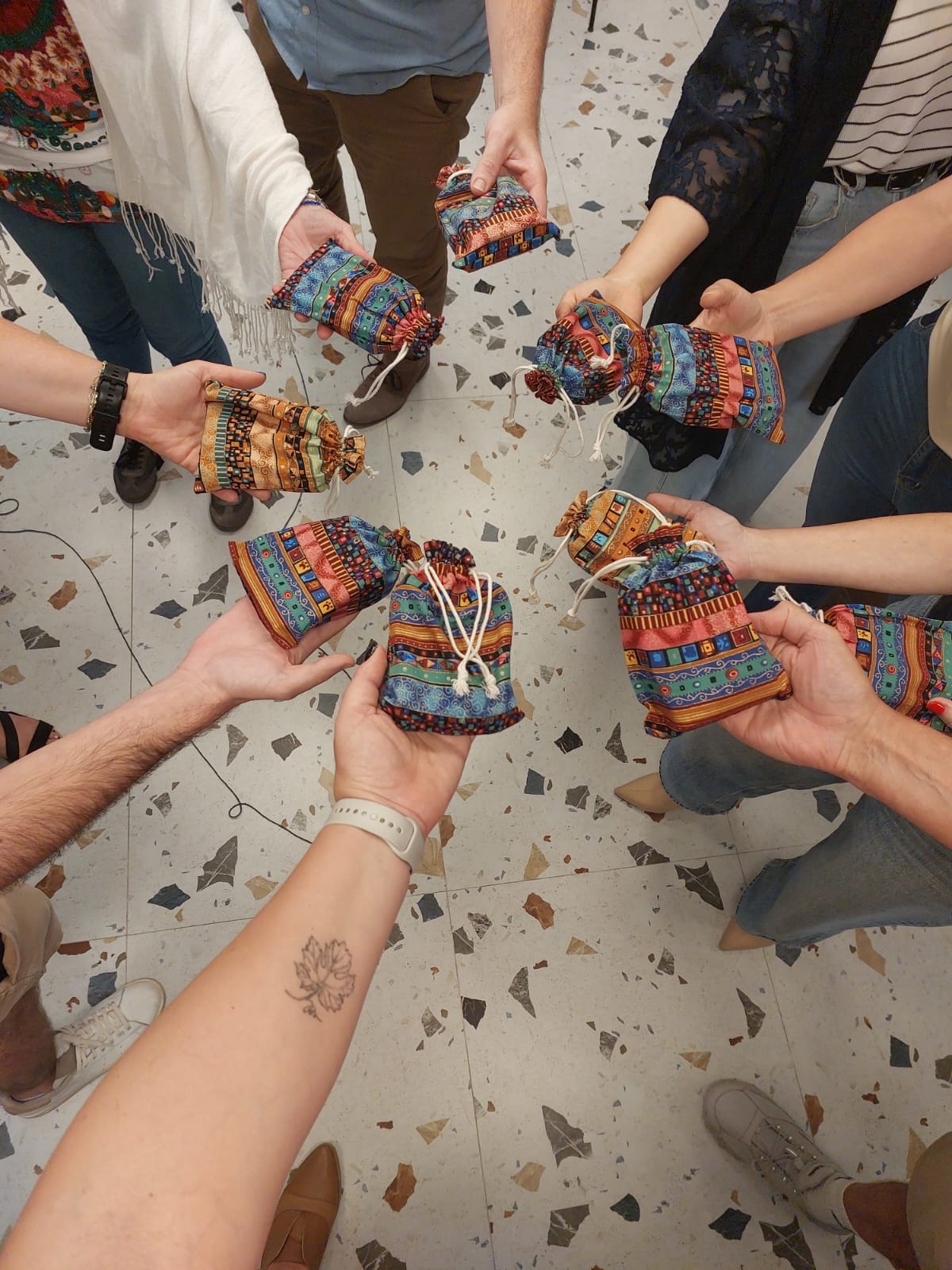 דן דויטש עם קלפי הנה מקום