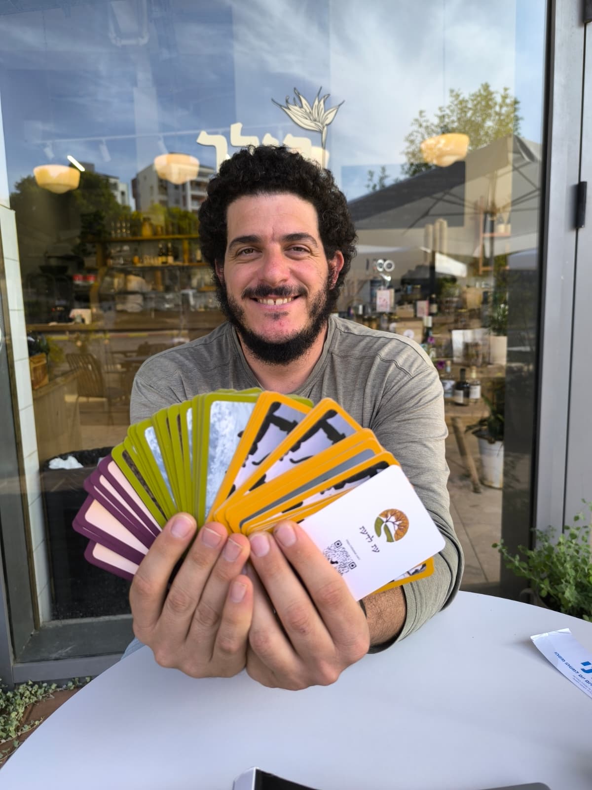 ידיים מדפדפות בקלפי הנה מקום